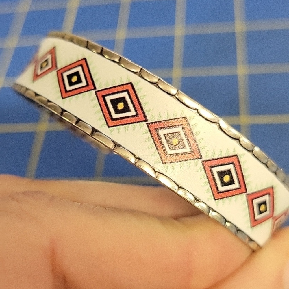 Western White Red Silver Tone Bracelet - Picture 5 of 5